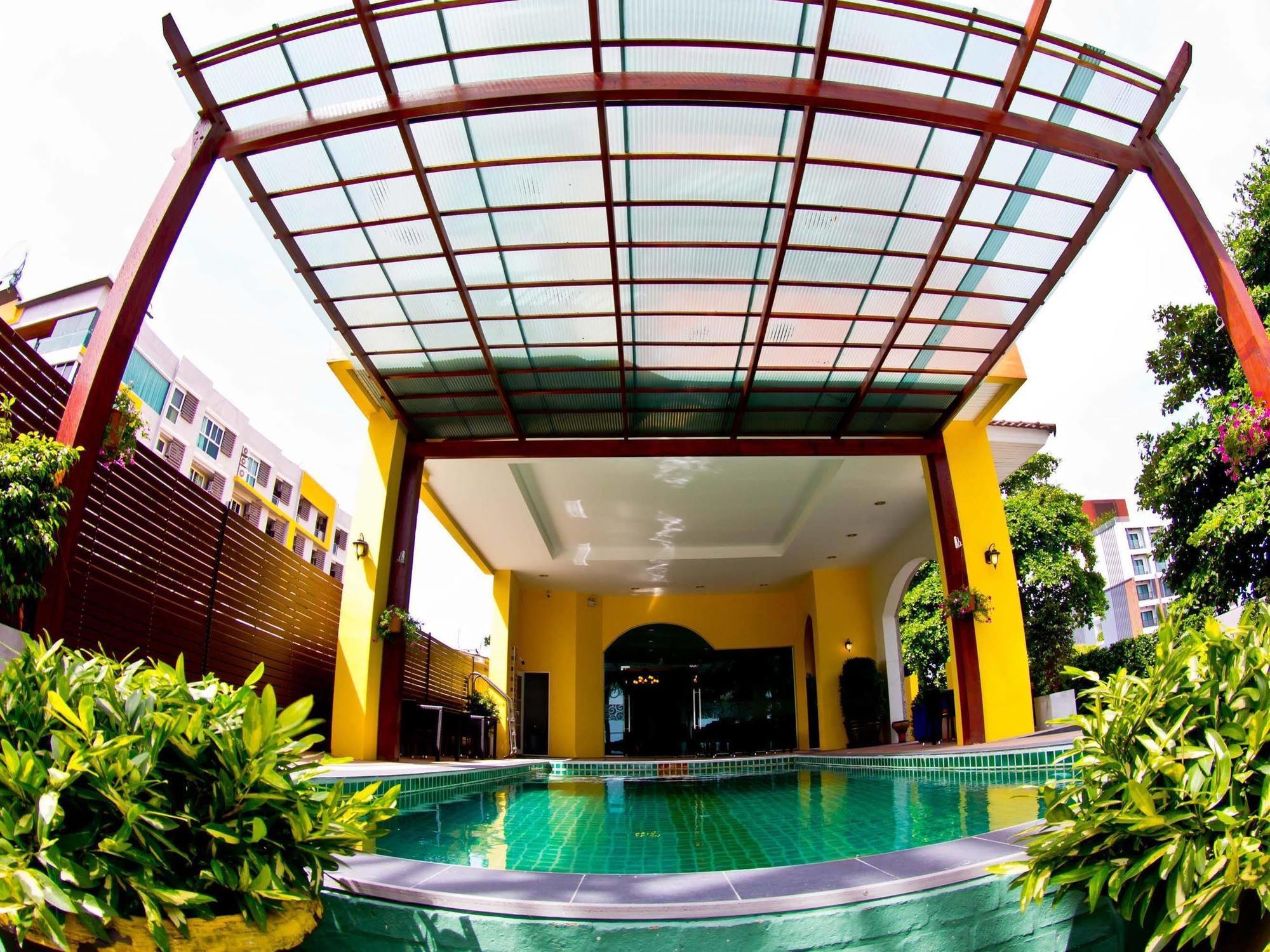 Coasta Bangsaen Hotel Si Racha Exterior photo